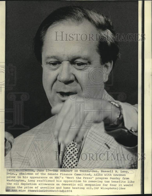 1974 Press Photo Senate Finance Committee chairman Senator Long with newsmen