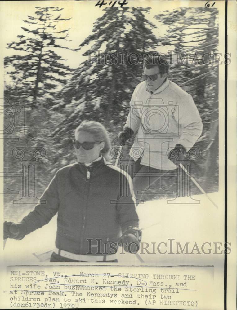 Load image into Gallery viewer, 1970 Press Photo Senator and Mrs. Kennedy ski the Sterling trail at Spruce Peak.

