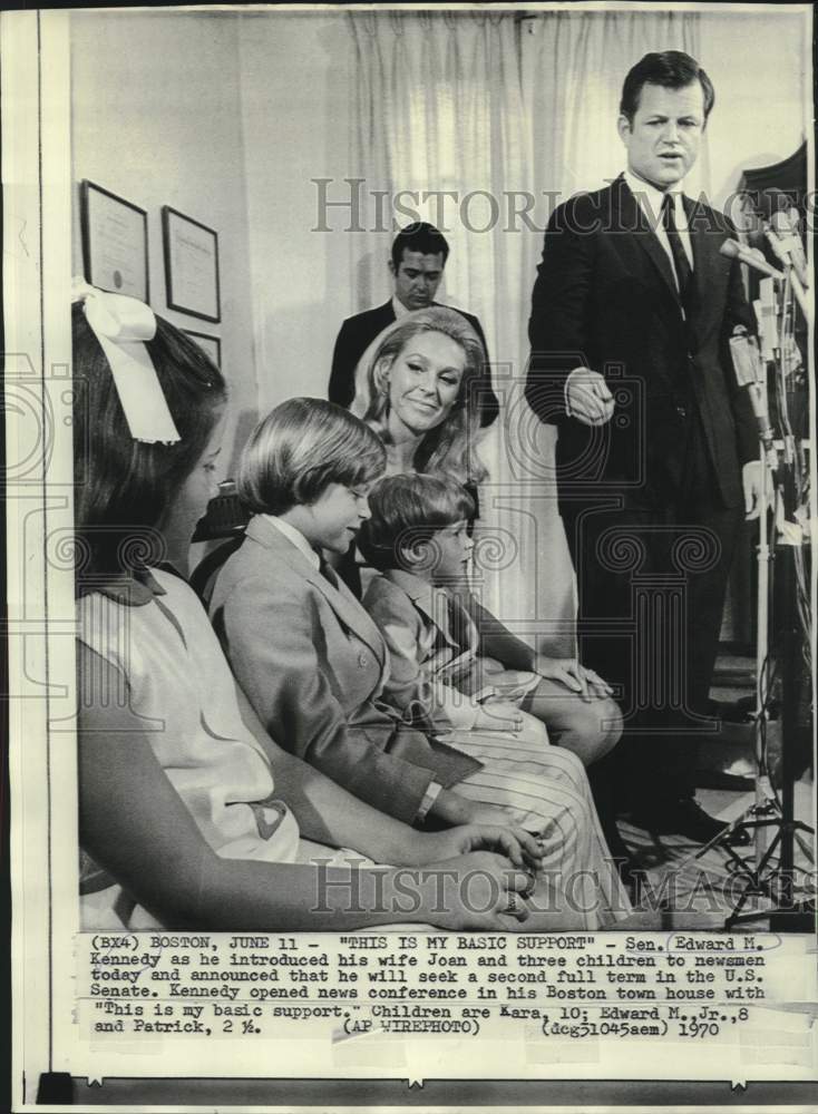 1970 Press Photo Senator Edward M. Kennedy introduces his family to newsmen