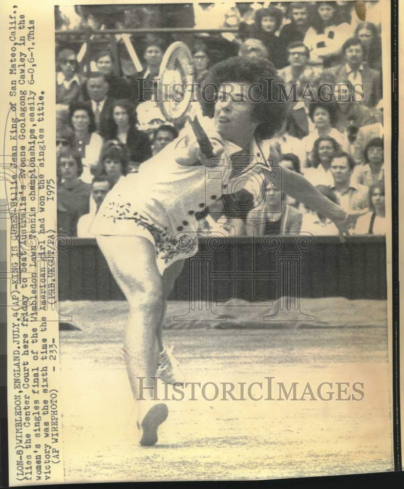 1975 Press Photo Billie Jean King plays tennis at Wimbledon Championship