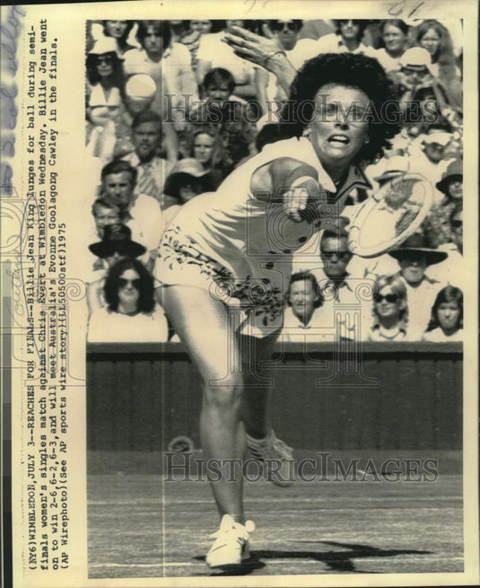 1975 Press Photo Billie Jean King lunges for ball at Wimbledon, England