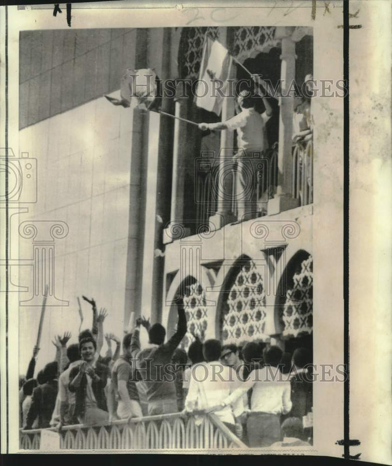 Load image into Gallery viewer, 1969 Press Photo Students raise Lebanon flag from American University building.
