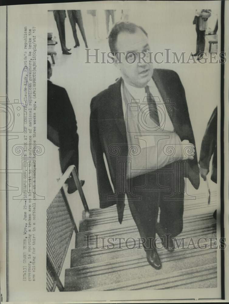 Load image into Gallery viewer, 1967 Press Photo Florida Governor Kirk arrives in Wyoming with broken arm
