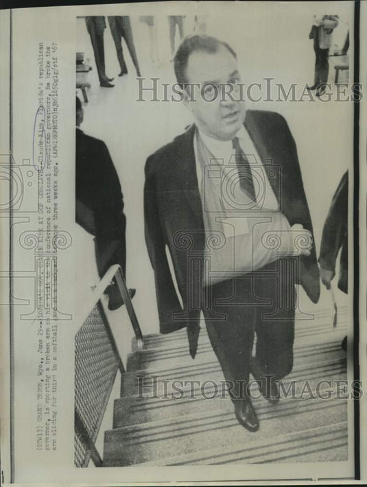 1967 Press Photo Florida Governor Kirk arrives in Wyoming with broken arm