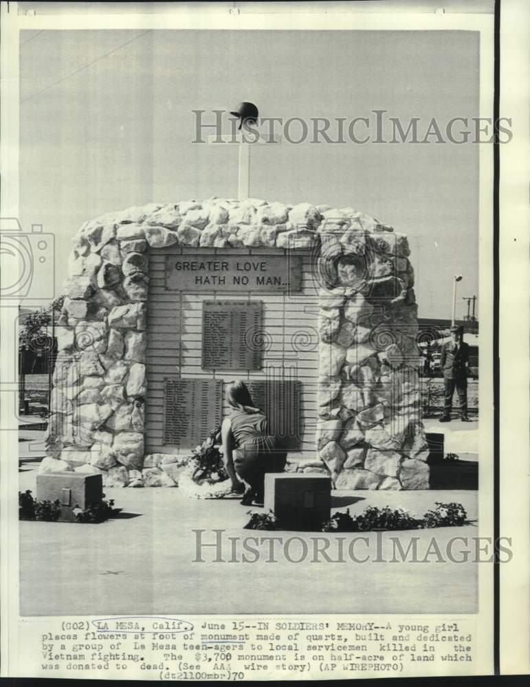 1970 Press Photo Young girl places flowers at soldiers monument in La Mesa, CA.