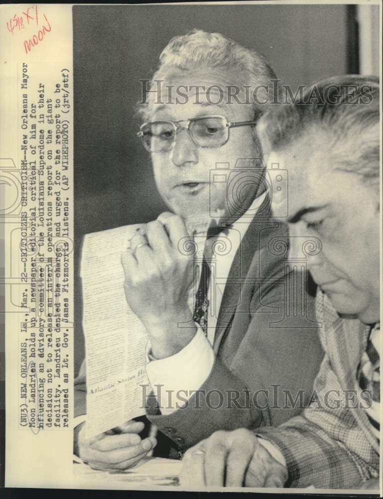1976 Press Photo Mayor Moon Landrieu comments on editorial as Fitzmorris listens