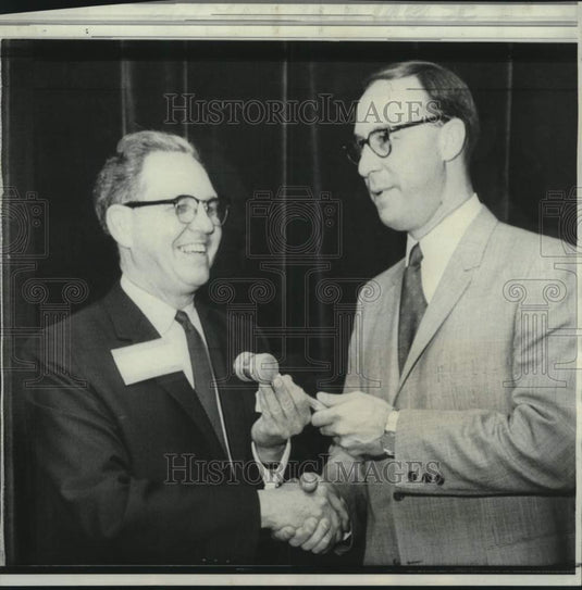 1968 Press Photo Jack Landau accepts gavel from Earl Morris of ABA - now17858