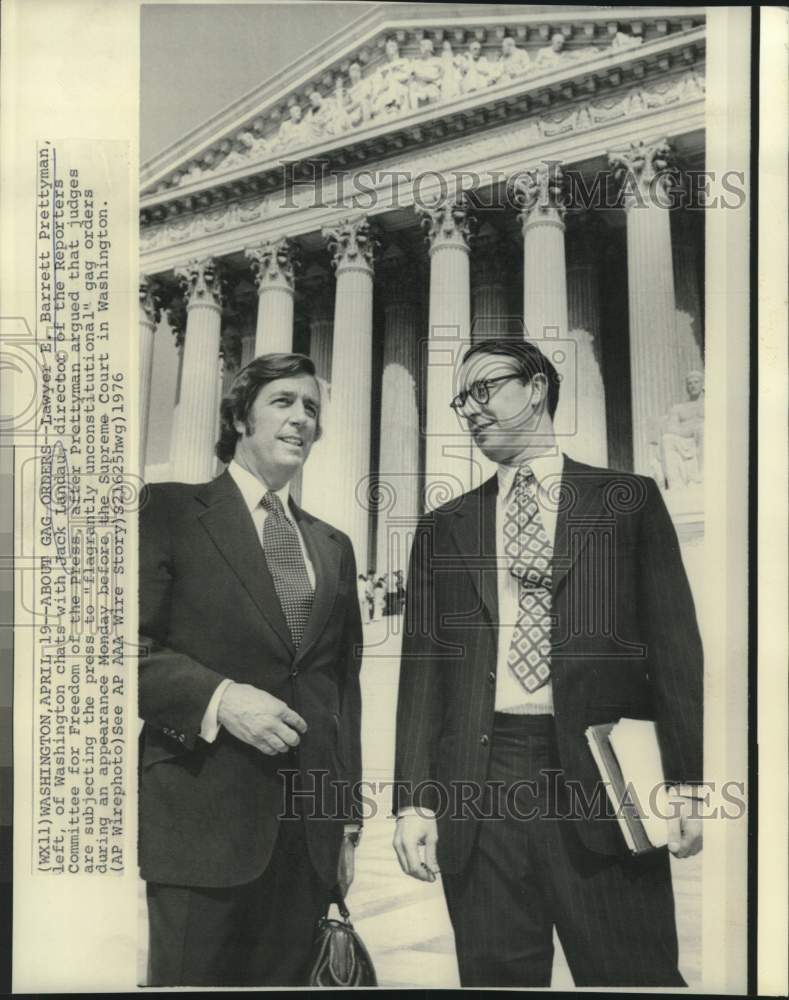 Load image into Gallery viewer, 1976 Press Photo E. Barrett Prettyman and Jack Landau chat in Washington
