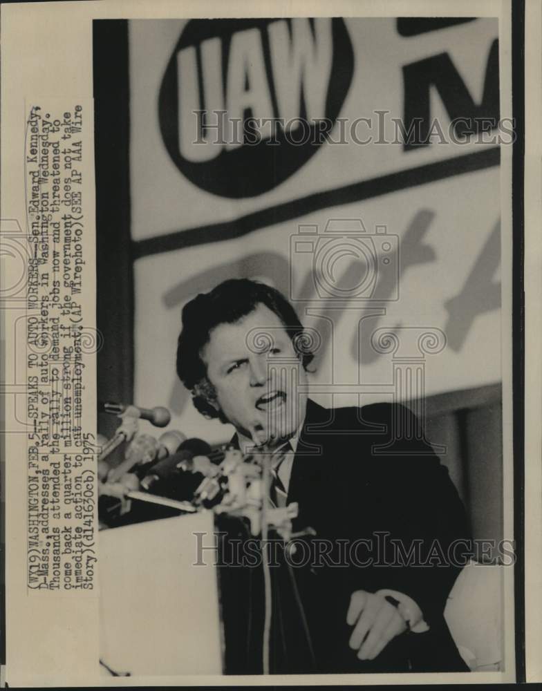 1975 Press Photo Senator Edward Kennedy addresses rally of auto workers