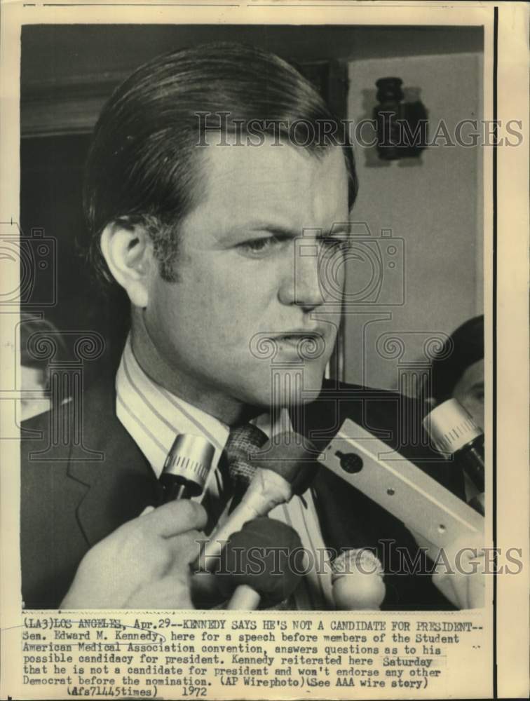 Load image into Gallery viewer, 1972 Press Photo Senator Edward Kennedy speaks at student medical convention
