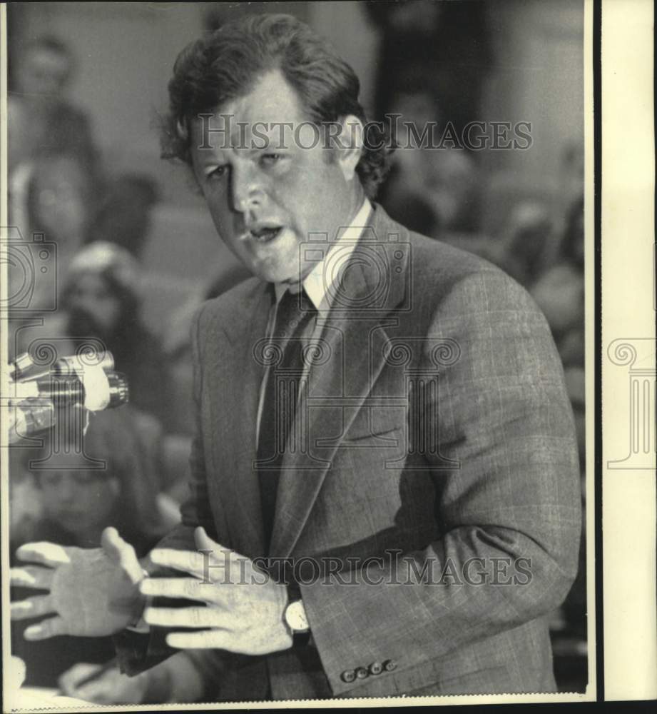 1974 Press Photo Senator Edward Kennedy speaks at Boston employment hearing
