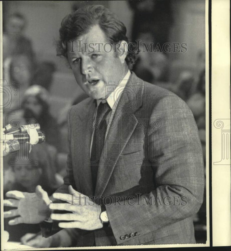 Load image into Gallery viewer, 1974 Press Photo Senator Edward Kennedy speaks at Boston employment hearing
