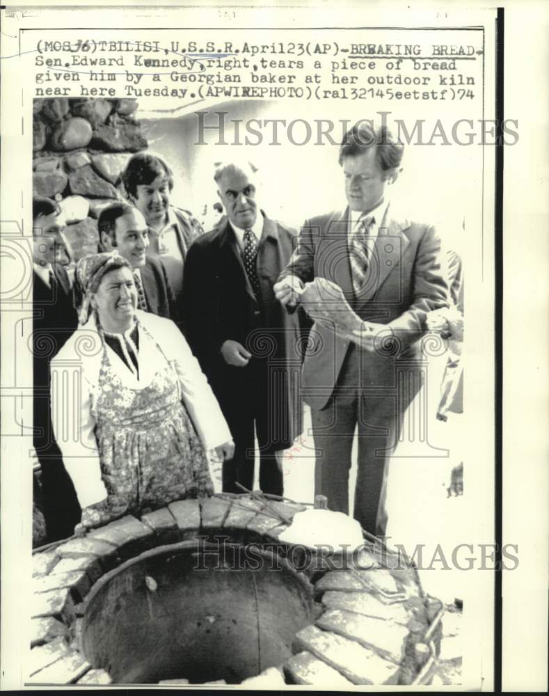 Load image into Gallery viewer, 1974 Press Photo Senator Edward Kennedy breaking bread in Russia. - now17902
