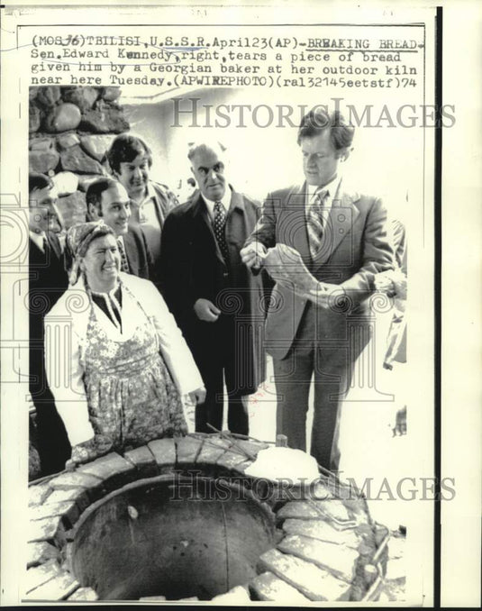 1974 Press Photo Senator Edward Kennedy breaking bread in Russia. - now17902