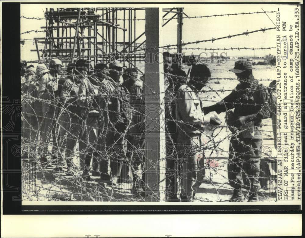 1973 Press Photo Egyptian prisoners at Israeli POW camp - now17938