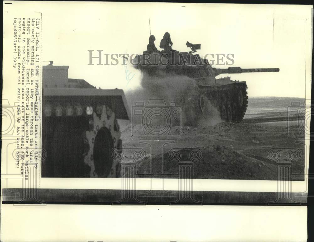 1973 Press Photo Israeli tanks move through Sinai Desert - now17941