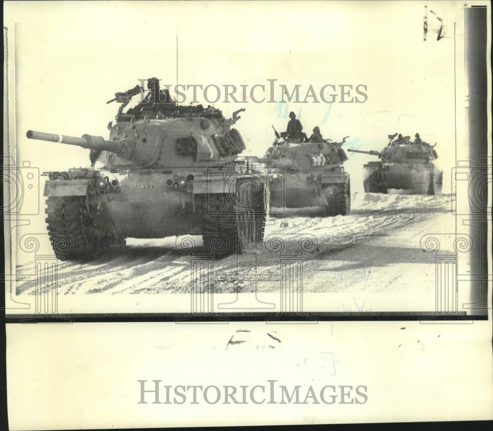 1973 Press Photo Column of Israeli tanks move through Sinai Desert - now17943