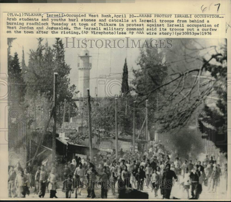 Load image into Gallery viewer, 1976 Press Photo Rioting Arabs protest Israeli West Bank occupation.
