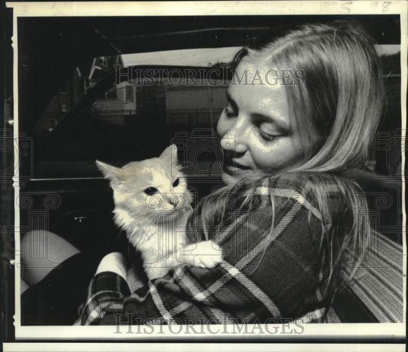 Load image into Gallery viewer, 1974 Press Photo Dianne Isnashev, returning from Soviet Union, cuddles Bozhe Moj
