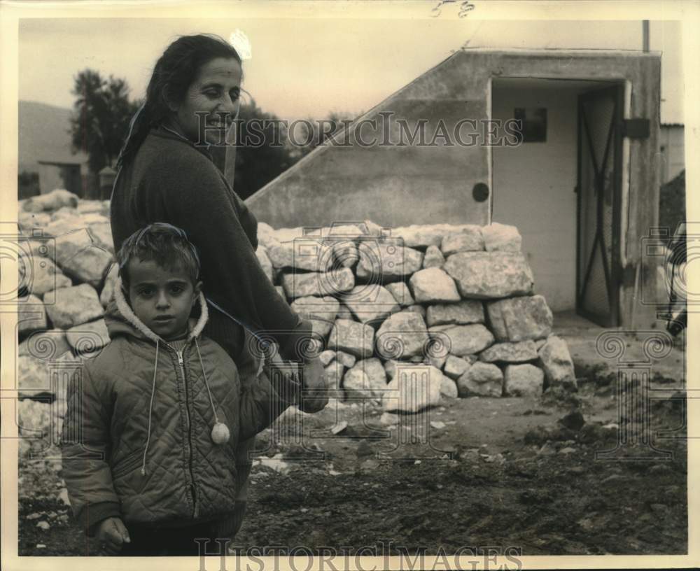 1970 Press Photo Semcha Benason and sn Eilan outside bomb shelter - now17969