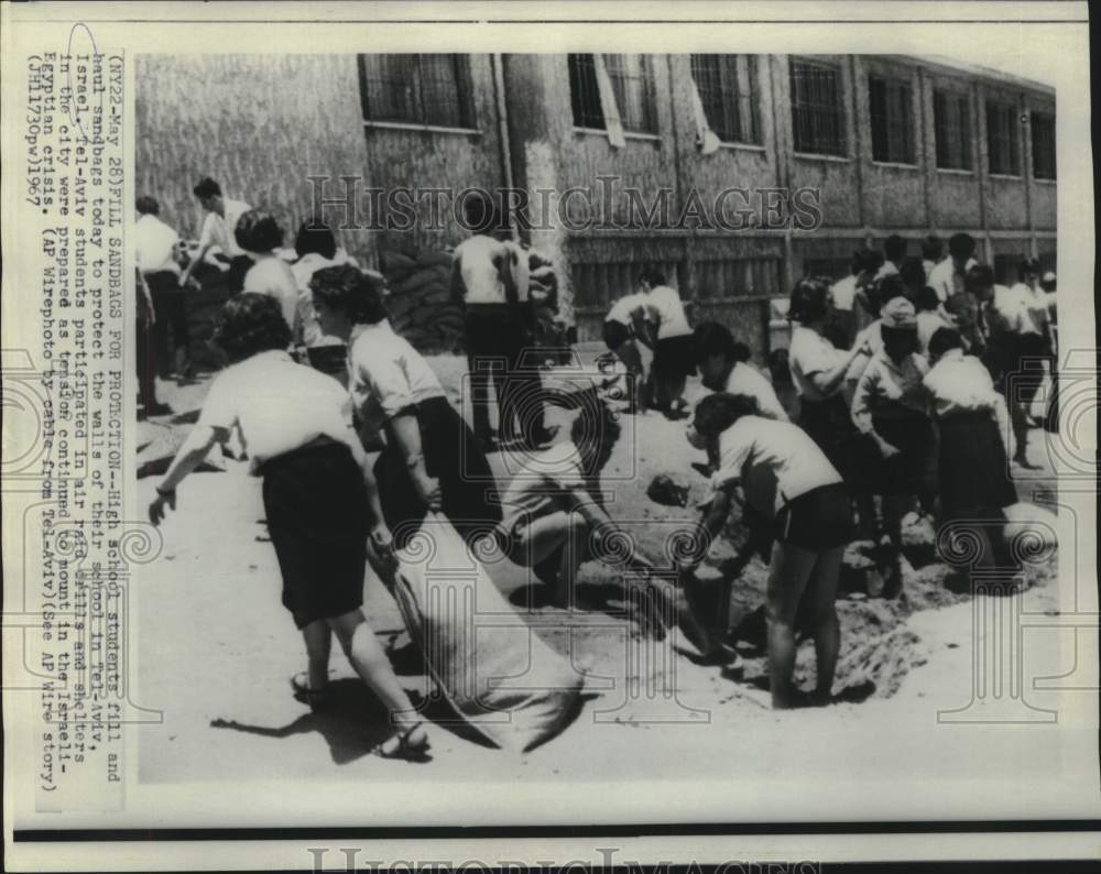 1967 Press Photo High school students fill and haul sandbags in Tel-Aviv