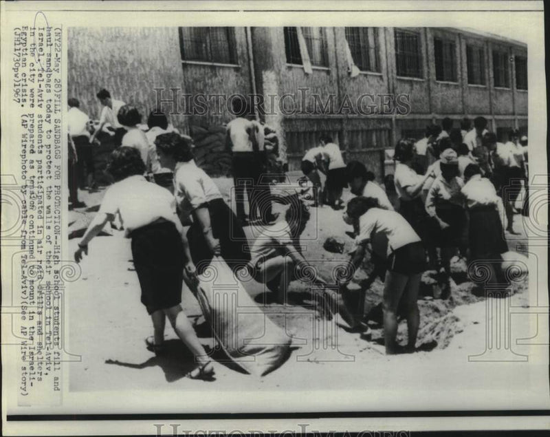 Load image into Gallery viewer, 1967 Press Photo High school students fill and haul sandbags in Tel-Aviv
