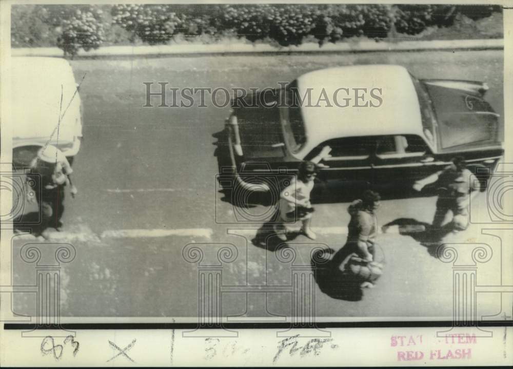 1967 Press Photo People leave auto for cover as air raid alarms in Tel Aviv
