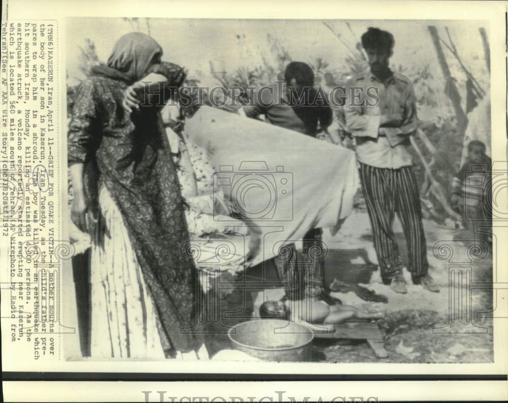 1972 Press Photo Mother mourns and father wraps son in shroud after earthquake