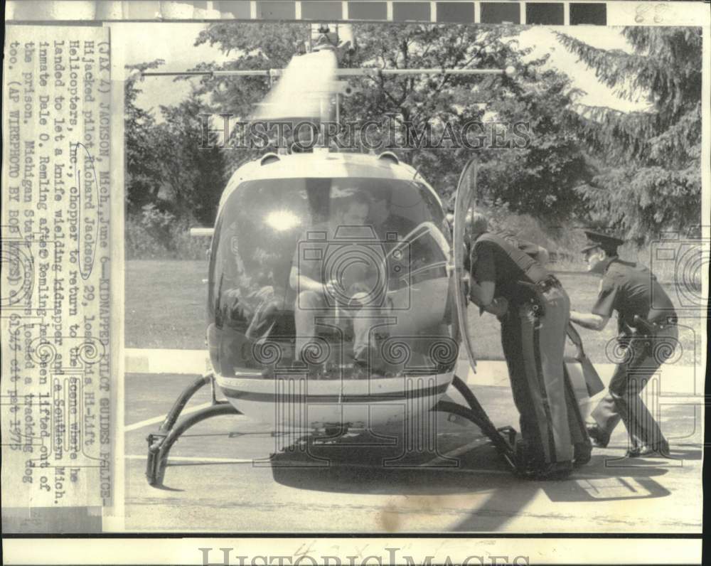 1975 Press Photo Kidnapped pilot Richard Jackson guides police to landing scene