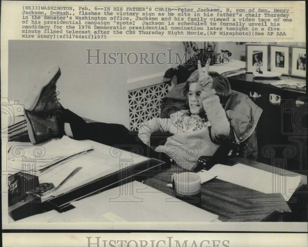1975 Press Photo Senator Henry Jackson&#39;s son Peter flashes victory sign