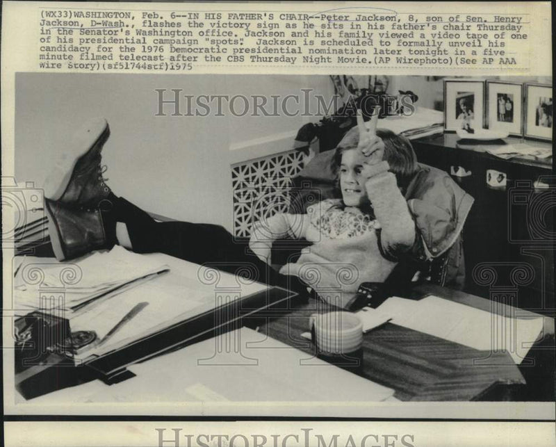 Load image into Gallery viewer, 1975 Press Photo Senator Henry Jackson's son Peter flashes victory sign
