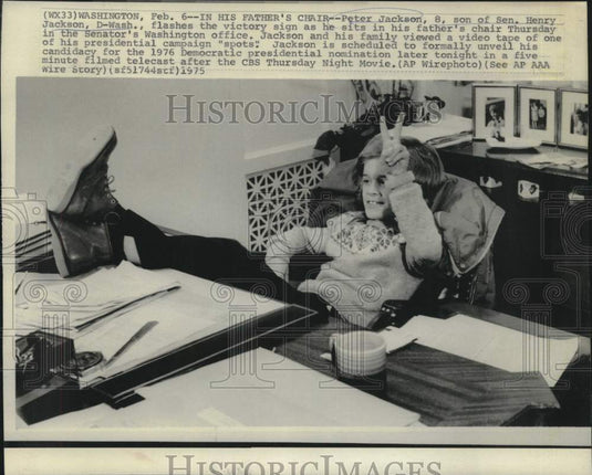 1975 Press Photo Senator Henry Jackson's son Peter flashes victory sign