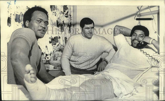 1971 Press Photo Denver's Rich Jackson visited by teammates Smith and Duranko