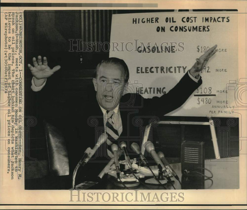 Load image into Gallery viewer, 1974 Press Photo Senator Henry Jackson with newsmen on oil price impact
