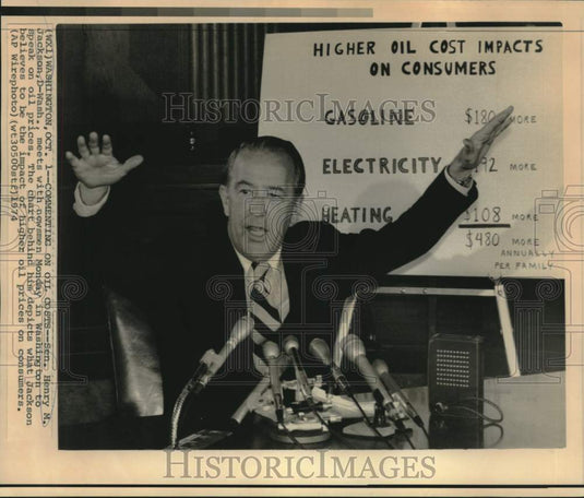 1974 Press Photo Senator Henry Jackson with newsmen on oil price impact