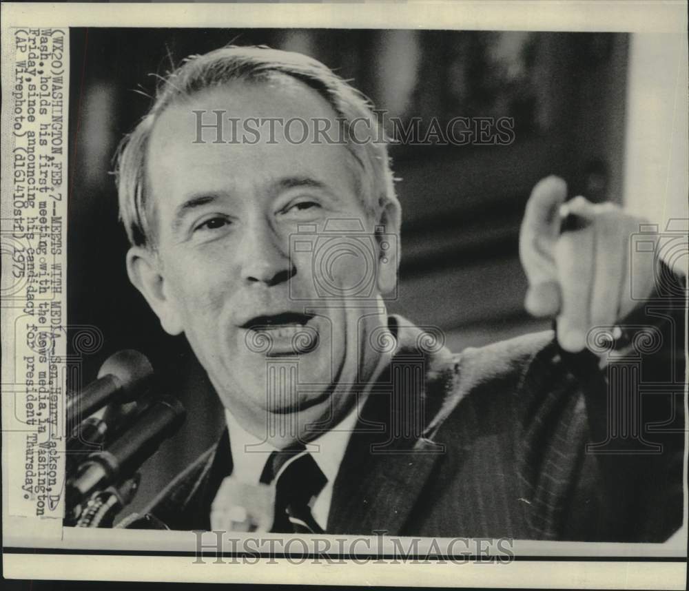 1975 Press Photo Senator Henry Jackson with news media in Washington.