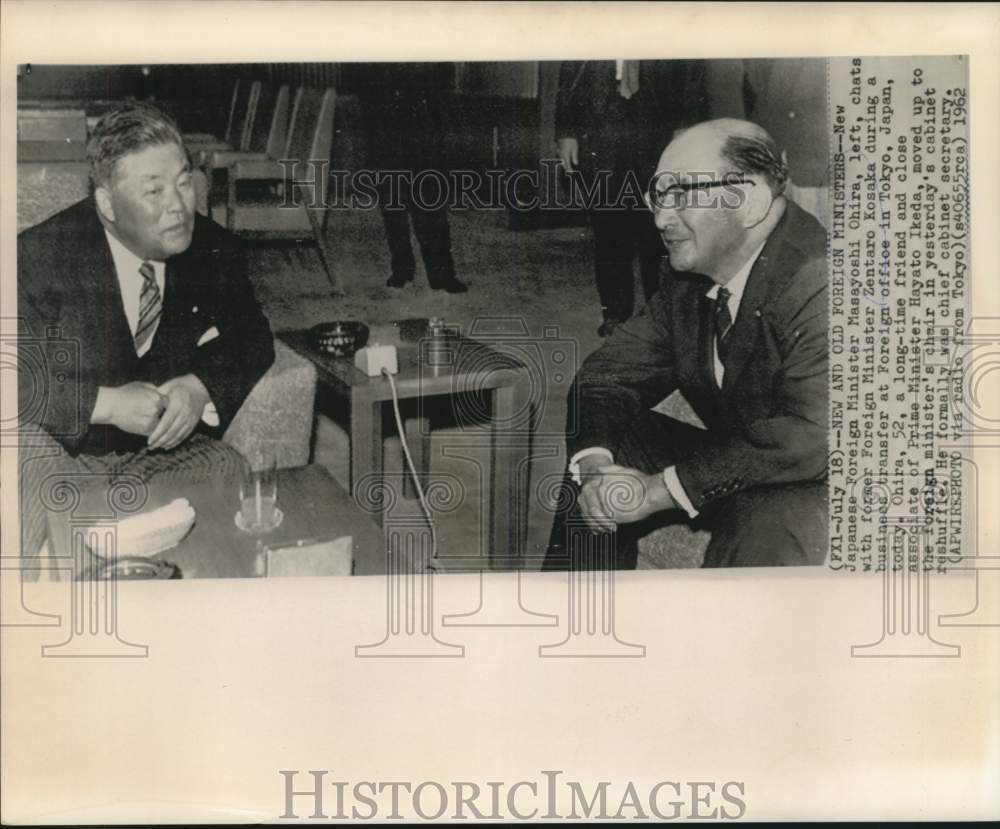1962 Press Photo Japanese Foreign Minister Ohira chats with Kosaka in Tokyo