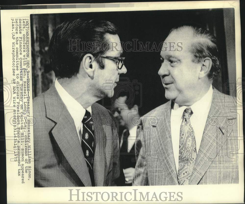 1975 Press Photo Treasury Secretary Simon and Senator Long confer at capital