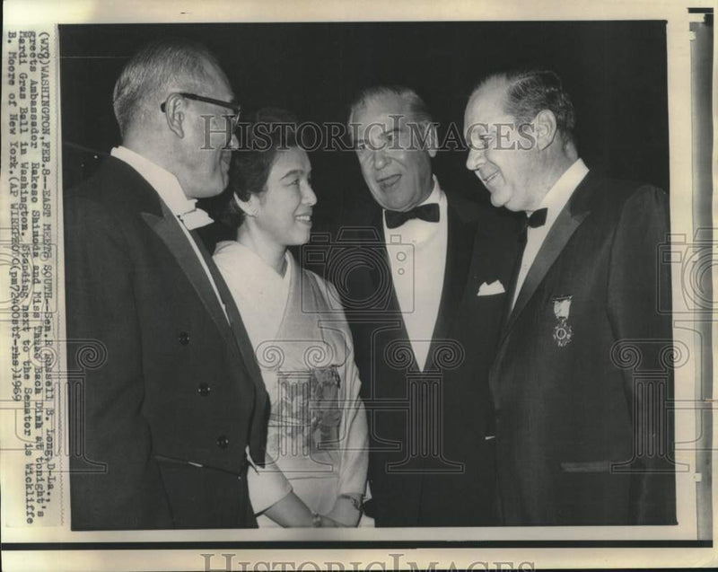 Load image into Gallery viewer, 1969 Press Photo Senator Long greets Ambassador Shinoda and Thuao Dinh
