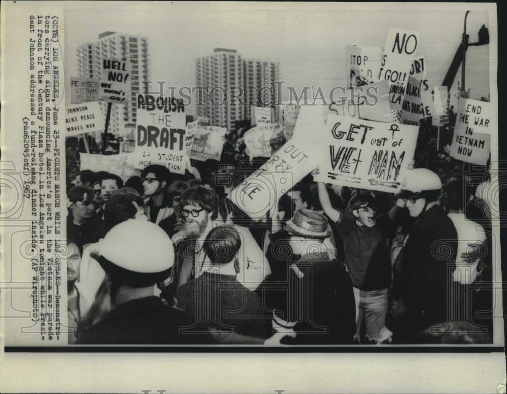 1967 Press Photo Antiwar demonstrators parade front of Century Plaza Hotel in CA