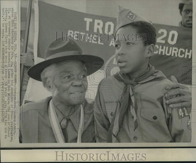 Load image into Gallery viewer, 1975 Press Photo Oldest scout Sydny Loman, 94, &amp; Bruce Washington, San Diego, CA
