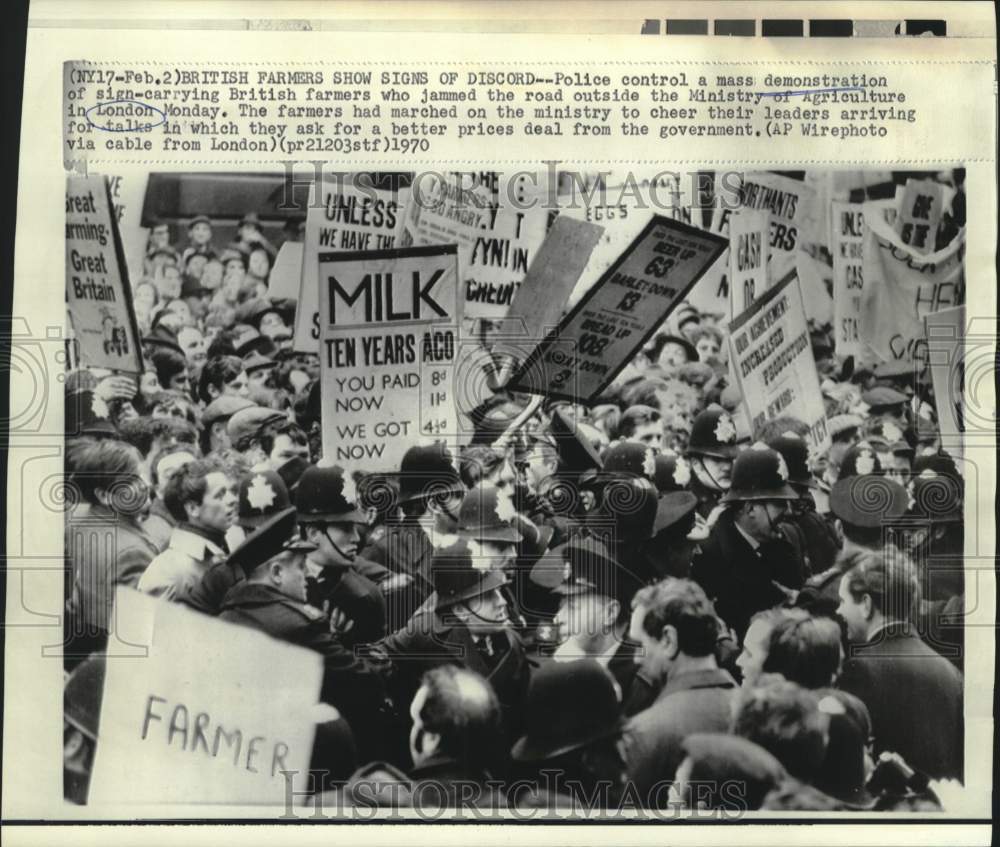 1970 Press Photo Police control British farmers demonstration in London