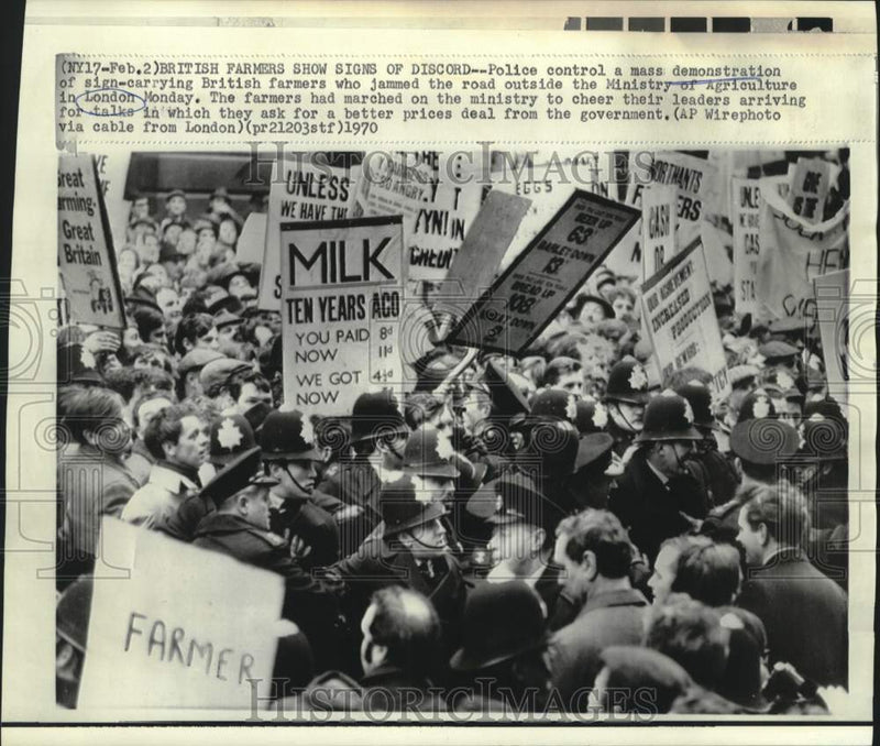 Load image into Gallery viewer, 1970 Press Photo Police control British farmers demonstration in London
