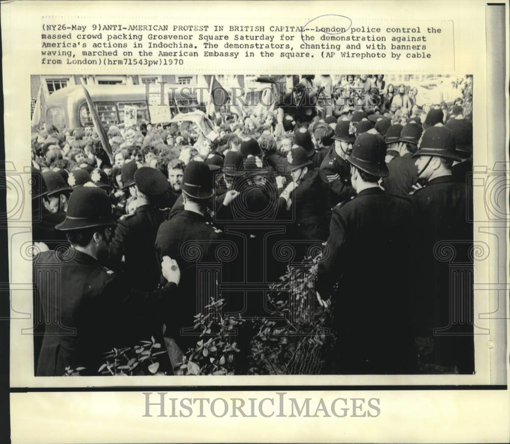 1970 Press Photo London police control Grosvenor Square crowd of demonstrators
