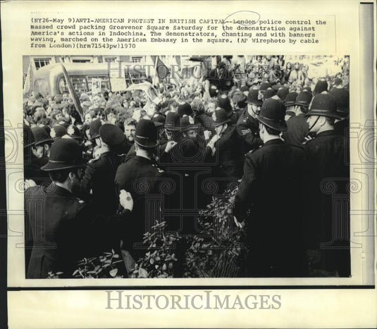 1970 Press Photo London police control Grosvenor Square crowd of demonstrators