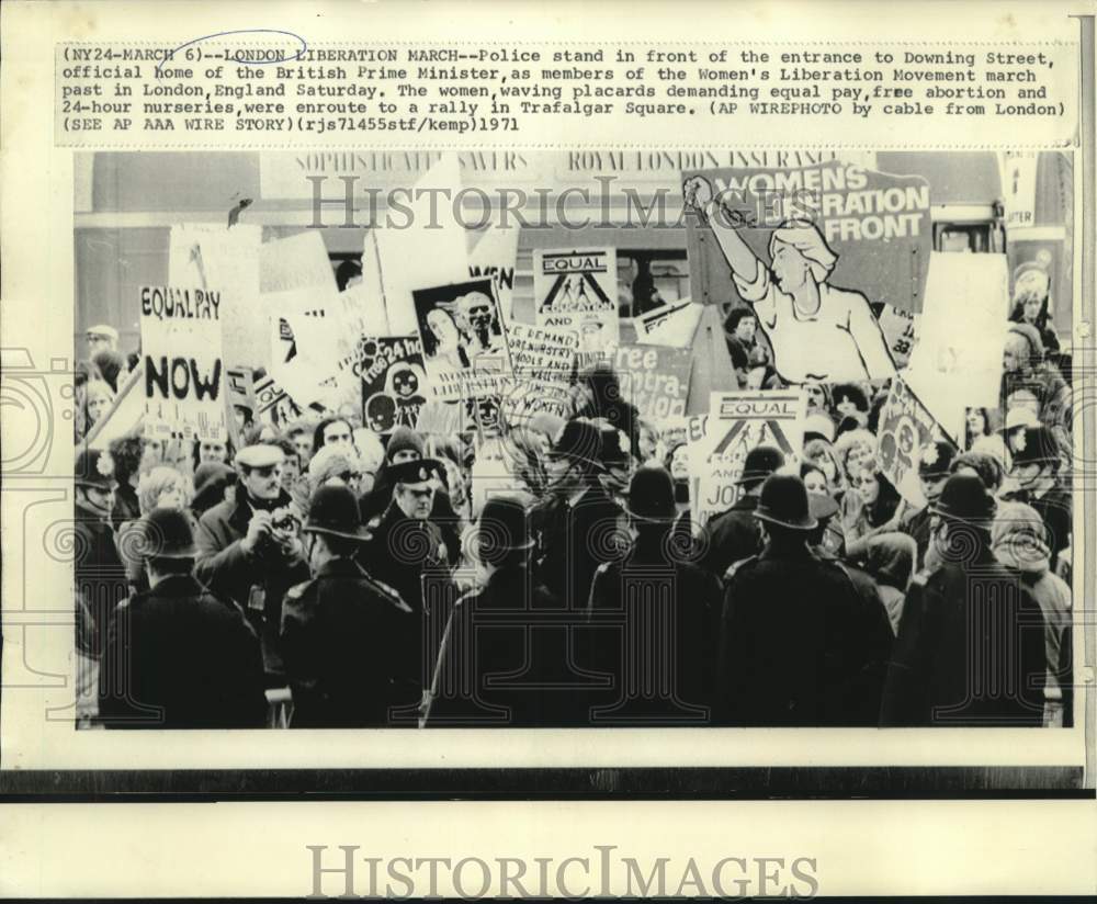 1971 Press Photo Police guard No. 10 Downing as women&#39;s movement march past