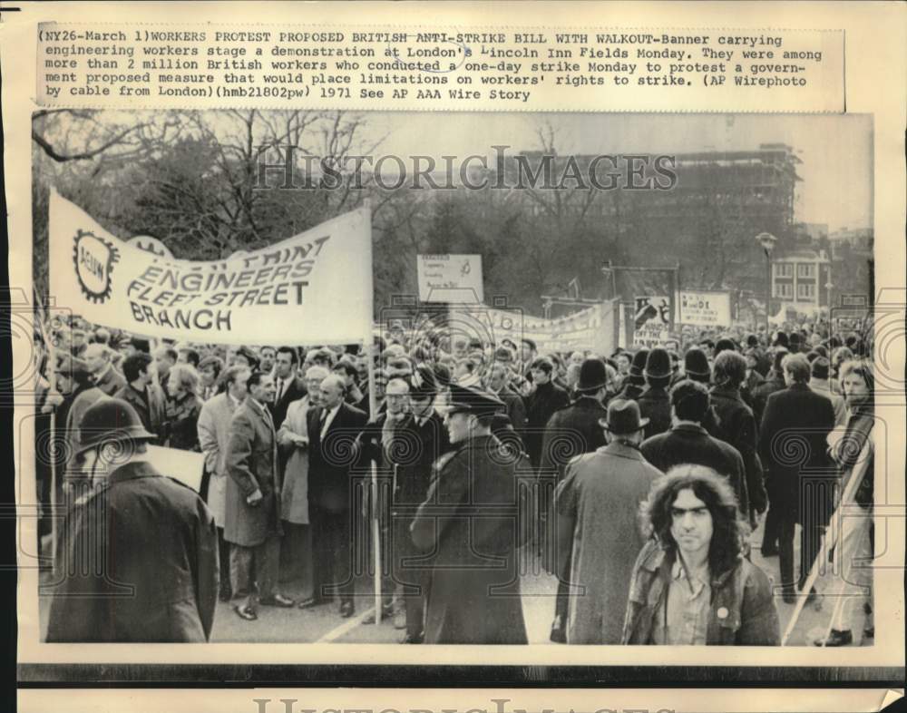 1971 Press Photo Engineering works demonstrate at London's Lincoln Inn Fields