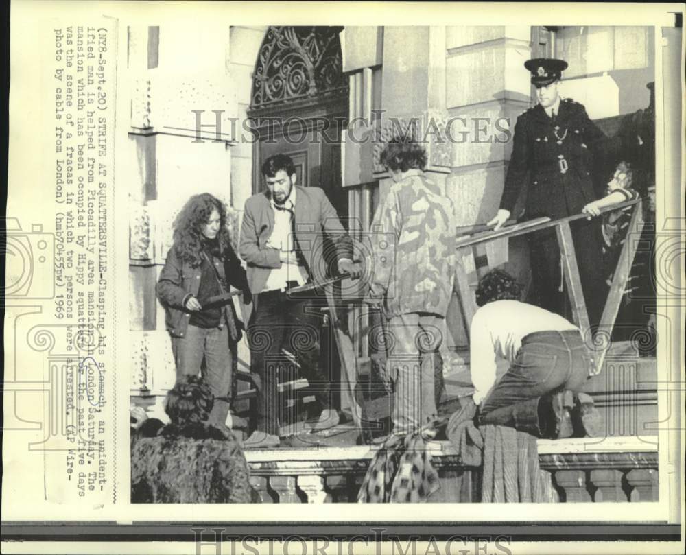 1969 Press Photo Man helped from Piccadilly area mansion in London - now18337