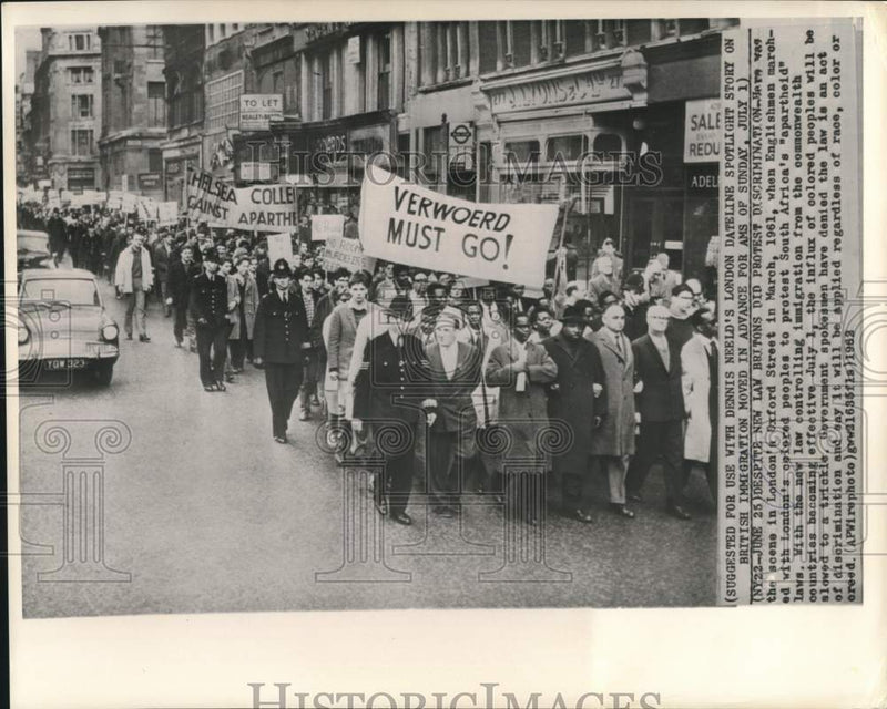 Load image into Gallery viewer, 1961 Press Photo Englishmen and London's colored people protest "Apartheid"
