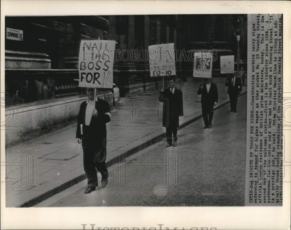 1963 Press Photo Construction workers picket No. 10 Downing Street - now18346